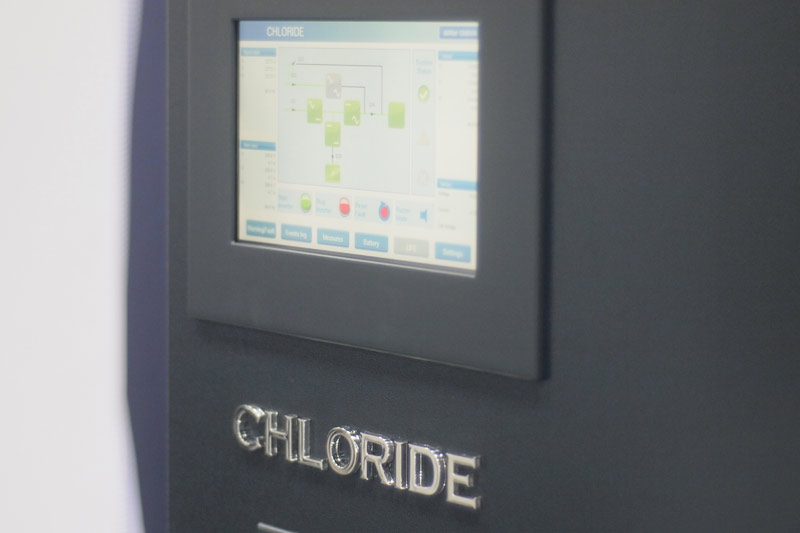 Сенсорный дисплей обновленного ИБП Chloride серии 80-NET™. По признанию сервисных и эксплуатирующих инженеров, данный дисплей - панель управления, как и дисплей Chloride Trinergy®, является одним из лучших решений на рынке по удобству управления и информативности.